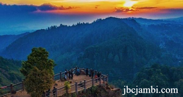 Wisata Bukit Peramun: Senja Memukau dan Satwa Mungil